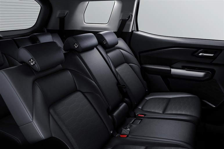 三菱が新型SUV「デスティネーター」公開。デザイン好評も、「パジェロ復活」を期待するユーザーからは落胆の声