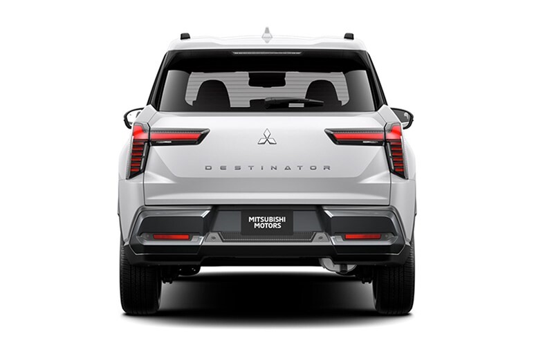 三菱が新型SUV「デスティネーター」公開。デザイン好評も、「パジェロ復活」を期待するユーザーからは落胆の声