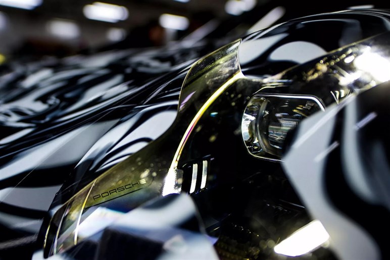 ポルシェが改良型レースマシンの今夏発表を予告！ 新型「911 GT3カップ」登場。空力と走りを刷新