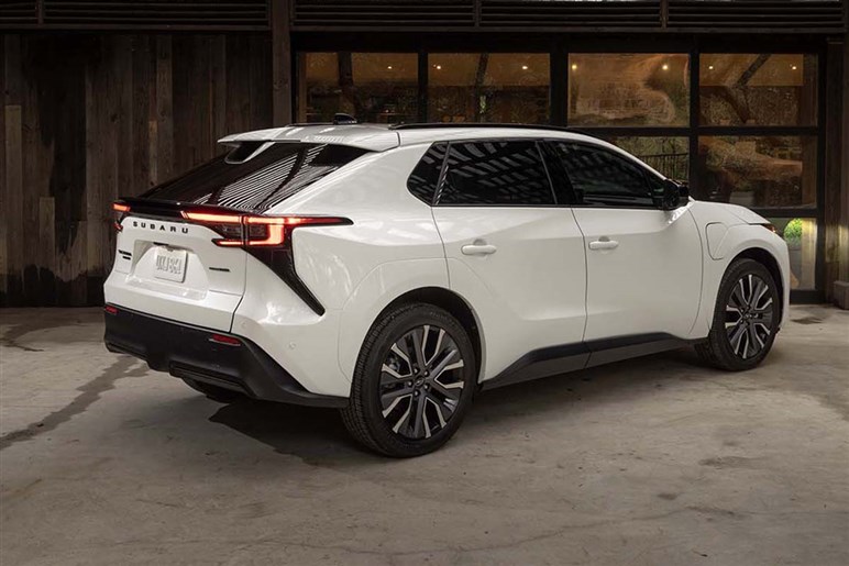 スバルが米で公開の新型SUV「アンチャーテッド」に日本のユーザーはどう反応？ 走行性能に高い期待も、デザインとBEV化は否定的