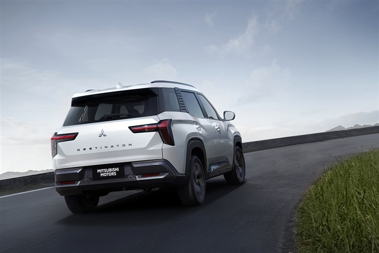 三菱が新型SUV「デスティネーター」公開。デザイン好評も、「パジェロ復活」を期待するユーザーからは落胆の声