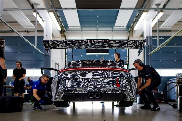 ポルシェが改良型レースマシンの今夏発表を予告！ 新型「911 GT3カップ」登場。空力と走りを刷新