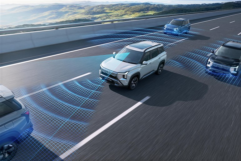 三菱が新型SUV「デスティネーター」公開。デザイン好評も、「パジェロ復活」を期待するユーザーからは落胆の声