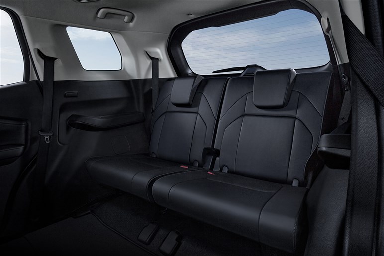 三菱が新型SUV「デスティネーター」公開。デザイン好評も、「パジェロ復活」を期待するユーザーからは落胆の声