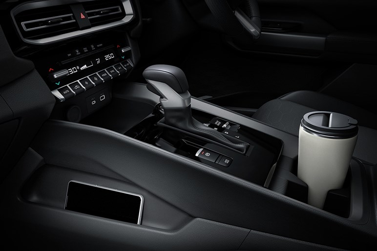 三菱が新型SUV「デスティネーター」公開。デザイン好評も、「パジェロ復活」を期待するユーザーからは落胆の声