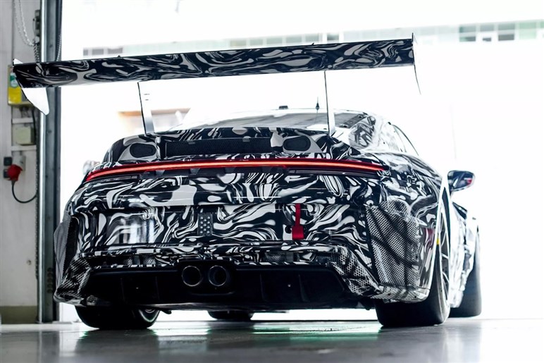 ポルシェが改良型レースマシンの今夏発表を予告！ 新型「911 GT3カップ」登場。空力と走りを刷新