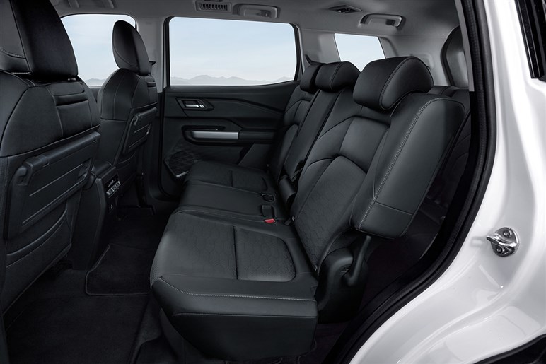 三菱が新型SUV「デスティネーター」公開。デザイン好評も、「パジェロ復活」を期待するユーザーからは落胆の声