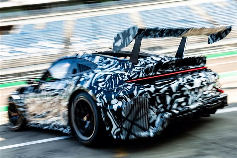 ポルシェが改良型レースマシンの今夏発表を予告！ 新型「911 GT3カップ」登場。空力と走りを刷新