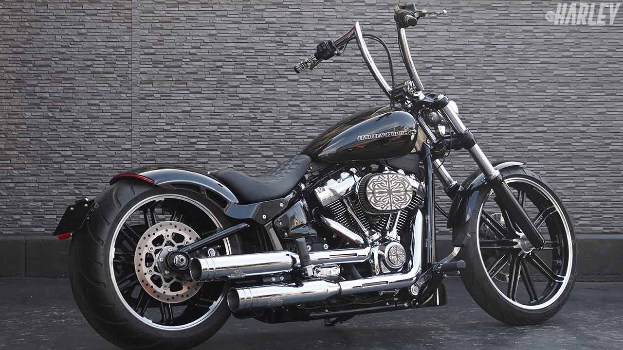 ハーレーカスタム 低く太く魅せる ブレイクアウト トライジャスタイル Webヤングマシン 自動車情報サイト 新車 中古車 Carview