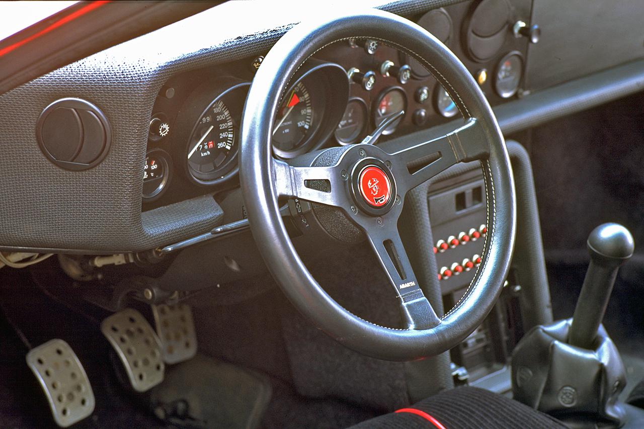 スーパーカー年代記 035 ランチア ラリーはグループbのために開発されたグラベルのmrスーパーカー Webモーターマガジン 自動車情報サイト 新車 中古車 Carview