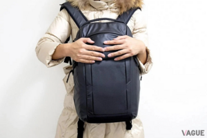 リュック論争ついに迷走... 満員電車での「前に抱えればOK」はもう間違い!? 鉄道会社の案内と“現場のリアル”とは