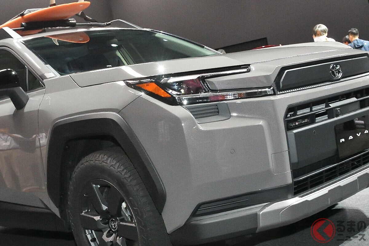 7年ぶり全面刷新！ トヨタ新型「RAV4」に反響多数！ 「全部カッコよすぎじゃない？」「SUVにしてはパワフルすぎる！」「走行性きになるねぇ」の声！ 初の“パワトレ＆ソフトウェア”搭載で進化した「クロスオーバーSUV」が話題に！