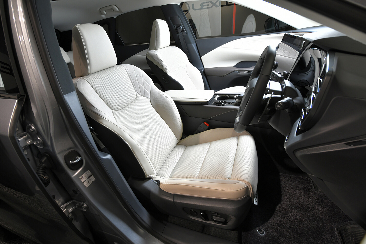 いわゆるジーパンNG！　タオル地の服もダメ!?　本革シートのクルマに乗るなら服装に注意が必要だった