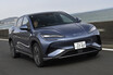 BYD「シーライオン7」を乗り比べ！ 内燃機関に慣れた人にはAWDよりもRWDのほうがオススメ!? アルファ ロメオらしいラインの理由とは？