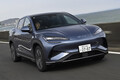 BYD「シーライオン7」を乗り比べ！ 内燃機関に慣れた人にはAWDよりもRWDのほうがオススメ!? アルファ ロメオらしいラインの理由とは？