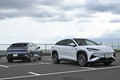 BYD「シーライオン7」を乗り比べ！ 内燃機関に慣れた人にはAWDよりもRWDのほうがオススメ!? アルファ ロメオらしいラインの理由とは？