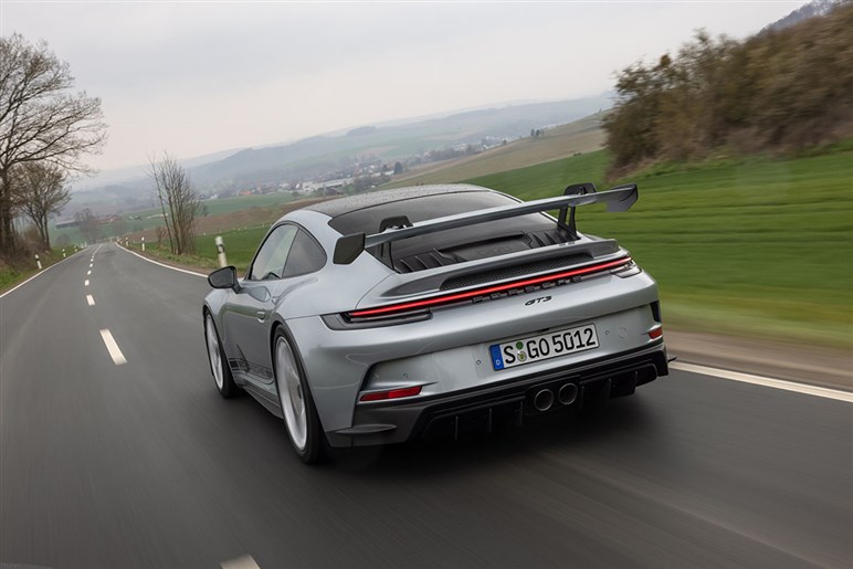 新型ポルシェ 911 GT3はサスペンションと空力の変更で新次元へ。GT3モデル最後のピュアエンジンか？