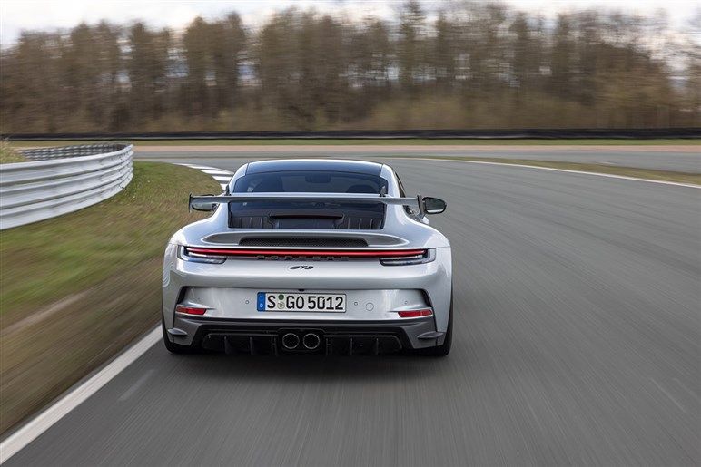 新型ポルシェ 911 GT3はサスペンションと空力の変更で新次元へ。GT3モデル最後のピュアエンジンか？