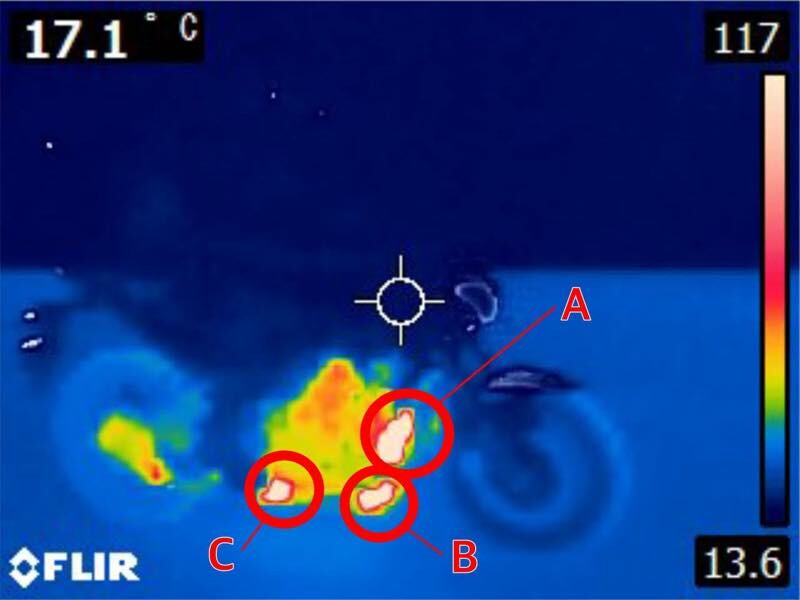 走行するバイクをサーモグラフィーで撮影したら？「エンジンだけじゃなく、タイヤやブレーキも熱を持つのがよく分かる」