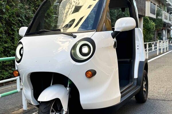 世界初！“電源いらず”の「街乗り三輪EV」誕生 太陽光だけで走る！ 限定台数を販売