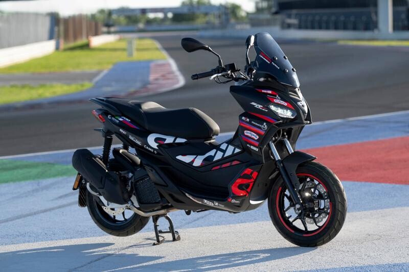 【アプリリア】 MotoGP マシンのグラフィックを纏ったアーバンアドベンチャースクーター「SR GT 200 レプリカ」を発売！