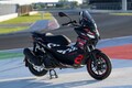 【アプリリア】 MotoGP マシンのグラフィックを纏ったアーバンアドベンチャースクーター「SR GT 200 レプリカ」を発売！