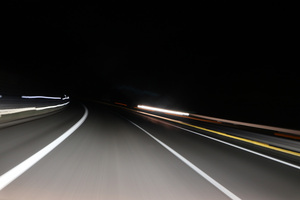地方に行くと高速道路が「暗い」のは「クルマも少ないしガマンせい」じゃなかった！　照明を設置する基準とは？