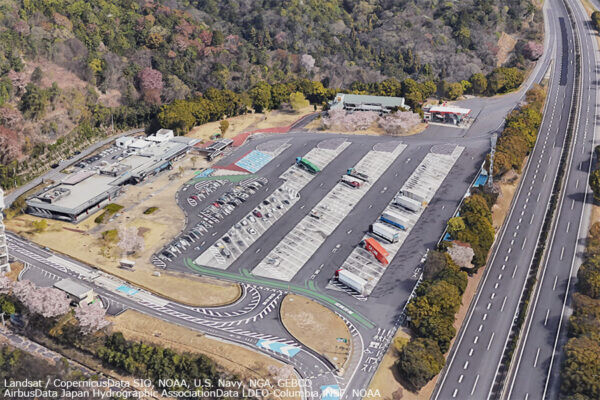 高速SAの小型・大型兼用マス「やめました」 駐車マス不足の主対策をなぜ？ 「区画は明確に分けたほうが」