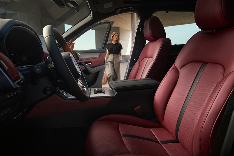 「CX-60」一部改良で昨対比327.3%と華麗に復活。「CX-80」も好調…なのにマツダが素直に喜べない訳