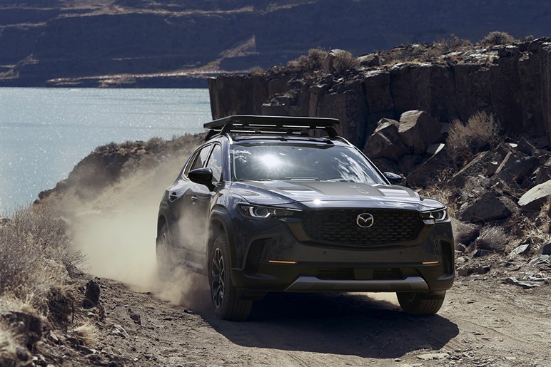 「CX-60」一部改良で昨対比327.3%と華麗に復活。「CX-80」も好調…なのにマツダが素直に喜べない訳