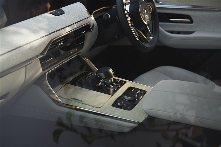 「CX-60」一部改良で昨対比327.3%と華麗に復活。「CX-80」も好調…なのにマツダが素直に喜べない訳