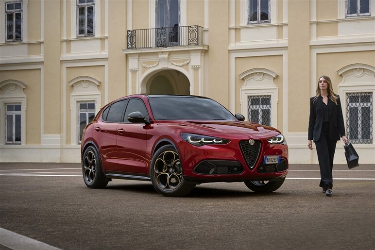 【初撮影】アルファロメオ新型「ステルヴィオ」は洗練されたクーペSUVへ進化。頂点「クアドリフォリオ」は1000PSに到達!?