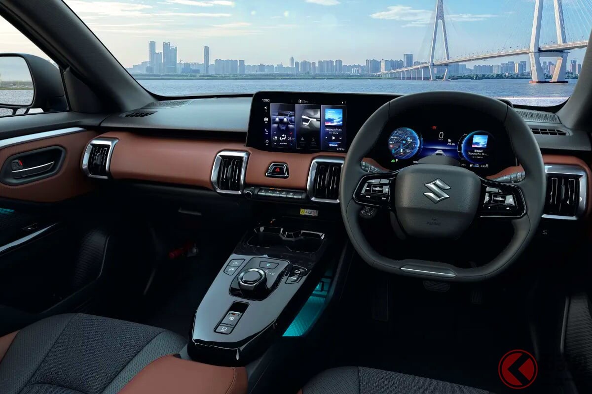 スズキ新型「コンパクトSUV」発表に大反響！ 「約90万円オトク」な装備充実の“4WDモデル”に「スズキとは思えない贅沢な仕様」との声も！ “メーカー初パワーユニット”搭載の「eビターラ」最高級モデルに熱視線！