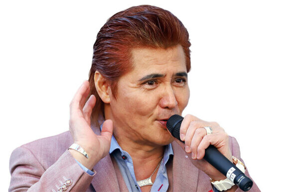 Vシネの帝王・竹内力 ピンクのスーツ姿でヴィンテージオープンカーを披露 撮影用に使っているが実は私物!?