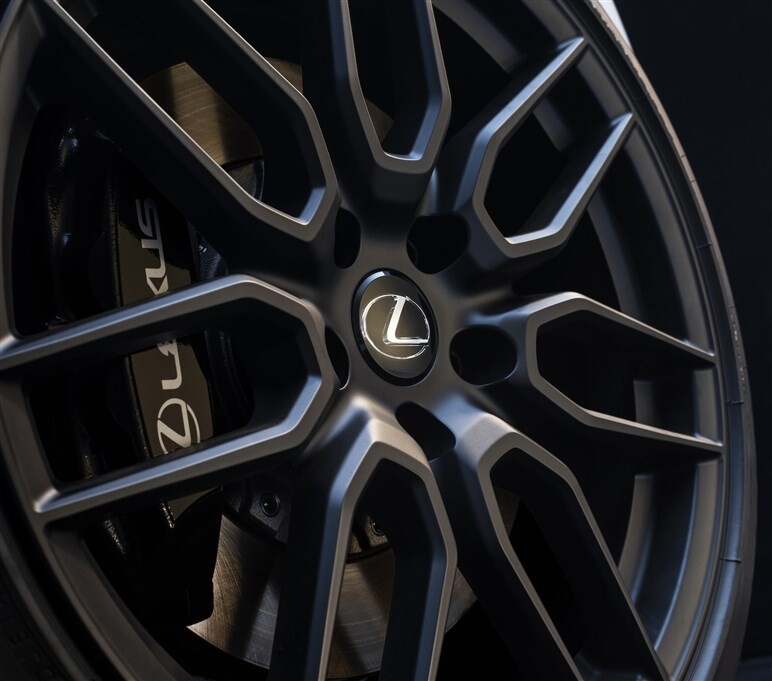 意外とお得？ 5.0L V8搭載のレクサス IS500、価格判明。販売時期は冬以降アナウンス