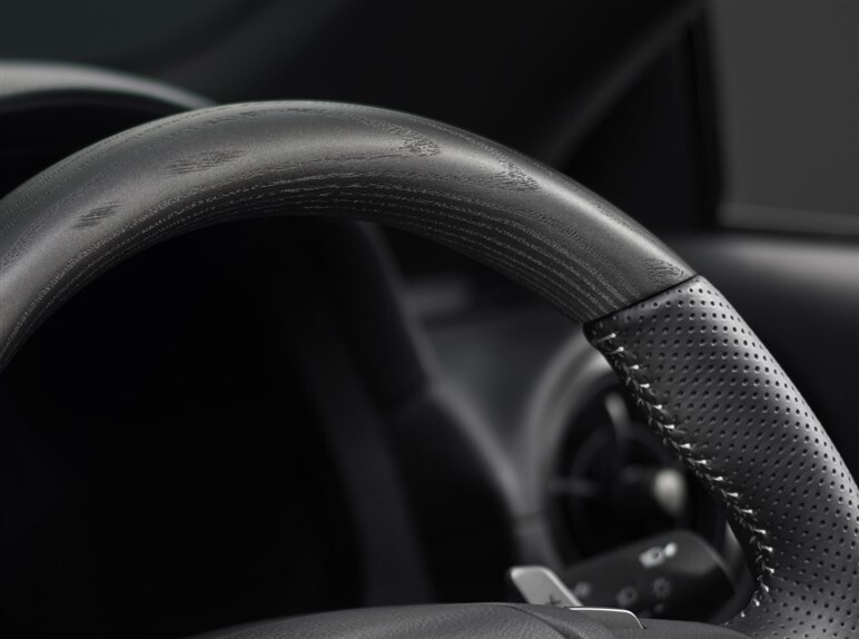 レクサスIS、走りとデザインの特別仕様車「Mode Black III」を設定。ベースグレードも一部改良