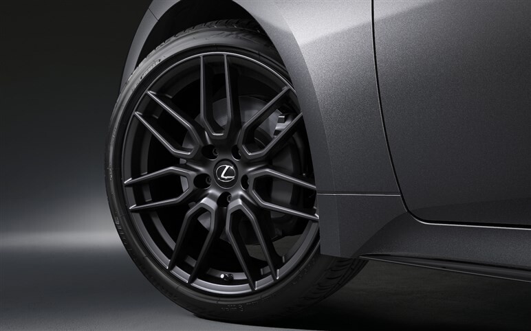 レクサスIS、走りとデザインの特別仕様車「Mode Black III」を設定。ベースグレードも一部改良