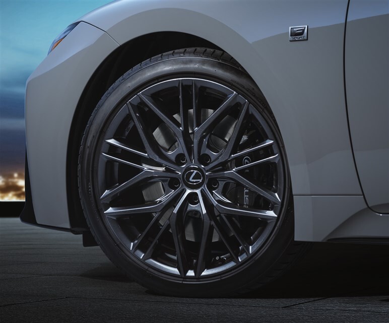 意外とお得？ 5.0L V8搭載のレクサス IS500、価格判明。販売時期は冬以降アナウンス