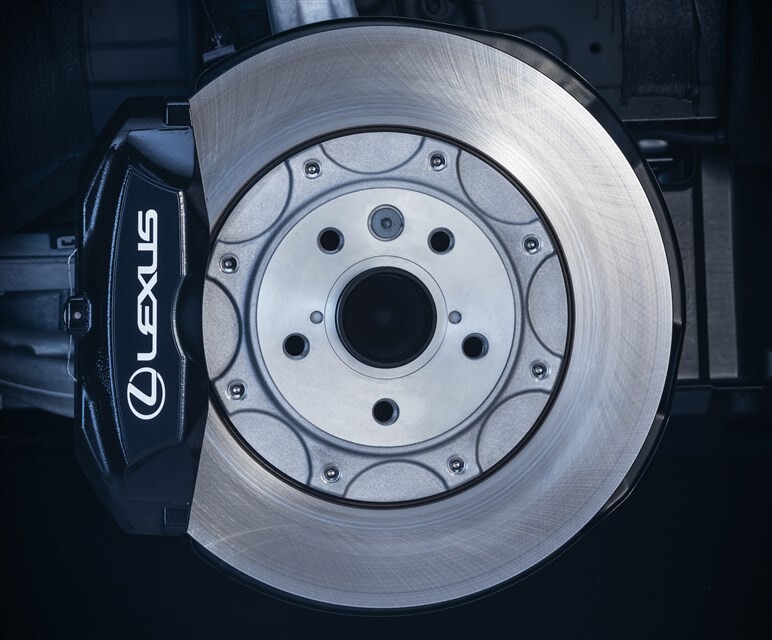 意外とお得？ 5.0L V8搭載のレクサス IS500、価格判明。販売時期は冬以降アナウンス