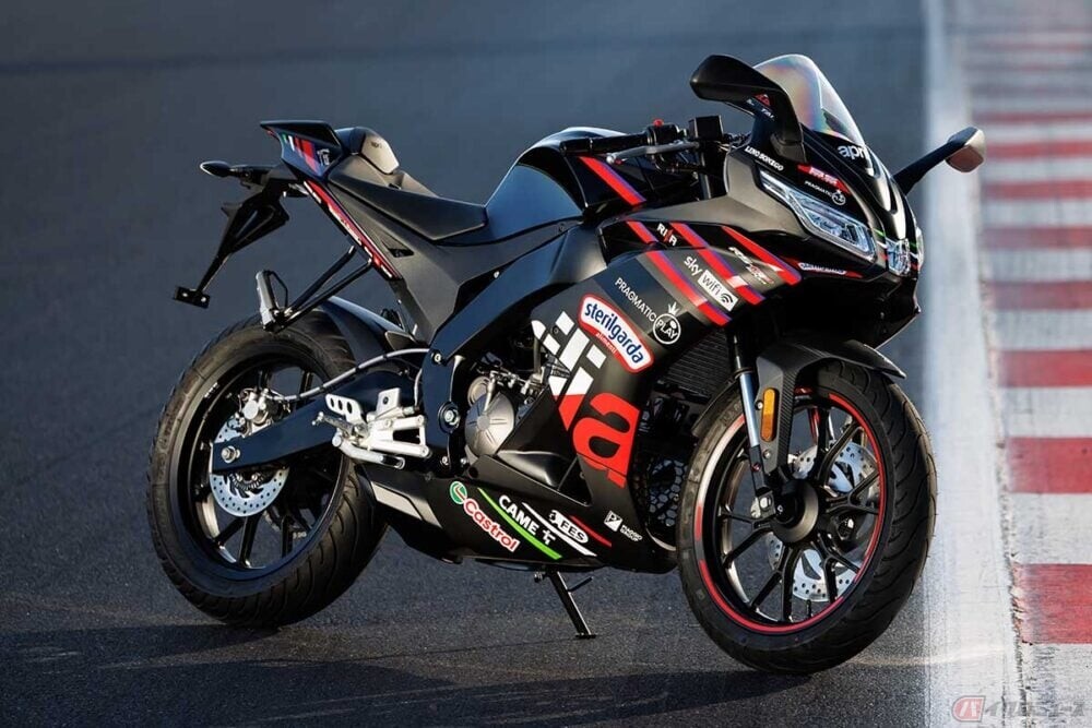 これが原付二種!? まるでMotoGPマシンのような出で立ちのアプリリア「RS 125 GPレプリカ」新型登場