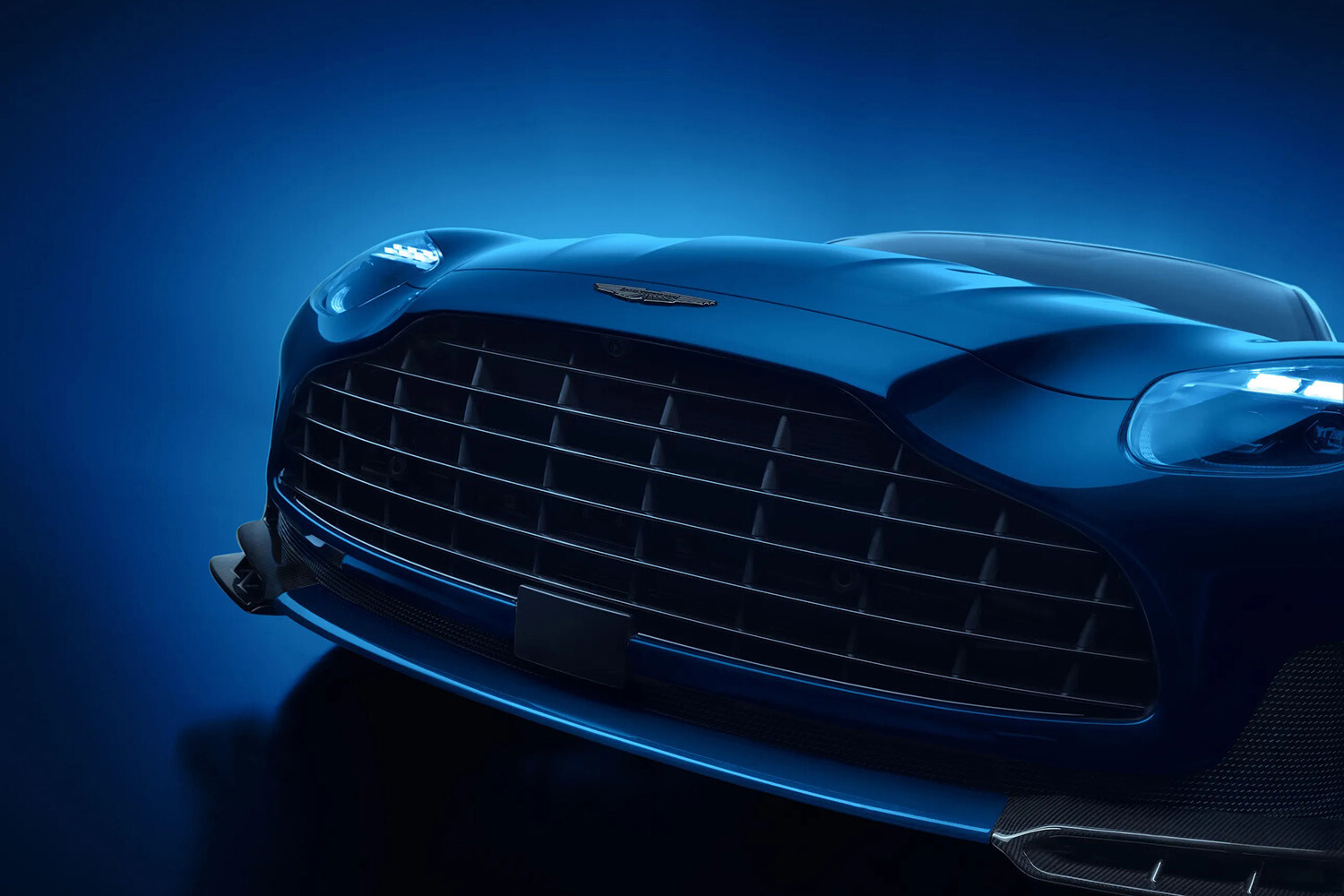 スーパーツアラーをさらに磨き上げた超スーパーツアラー！　よりパワフルで軽いアストンマーティンDB12 Sの魅力がヤバい