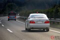 「覆面パトカー」どう見分ける？ あやしい「クラウン」だけではない!? 「青い男2人組」と「走り方」を要チェック！ 神出鬼没な“隠れパト”見分ける方法とは