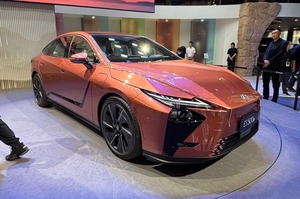 レクサス、新型高級セダン『ES』発表　歴代初のEVモデル導入　車内に大型ディスプレイも