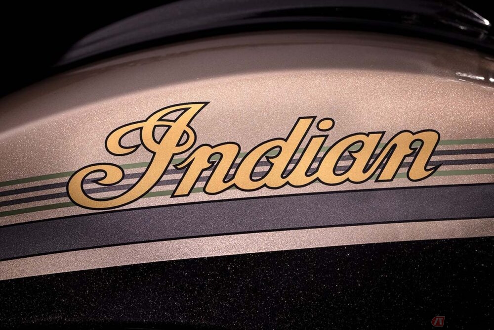 「インディアン×ジャックダニエル」6年目のコラボモデル公開 世界限定107台の 「チャレンジャー・ダークホース」