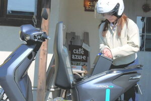 ヤマハだけど「ホンダのバッテリーを搭載してね」で激安実現!? EV原付「ジョグ」地域限定で先行販売へ 充電待ちは“ナシ”！