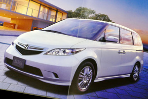 なぜ「エリシオン」は「アルファード」に勝てなかったのか？ ホンダ渾身の最上級ミニバンは非日常感覚いっぱいでした