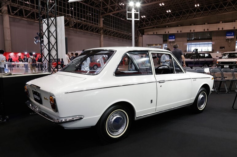 カローラ生誕50年を記念して初代モデルを展示。台数限定の特別仕様車も