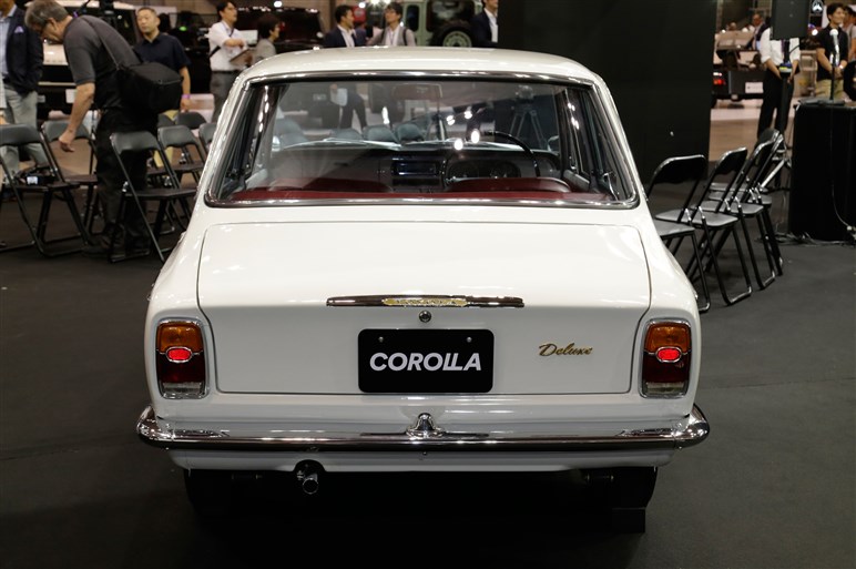 カローラ生誕50年を記念して初代モデルを展示。台数限定の特別仕様車も
