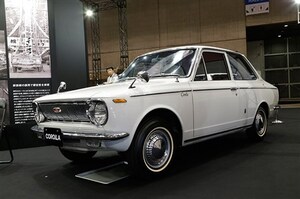 カローラ生誕50年を記念して初代モデルを展示。台数限定の特別仕様車も