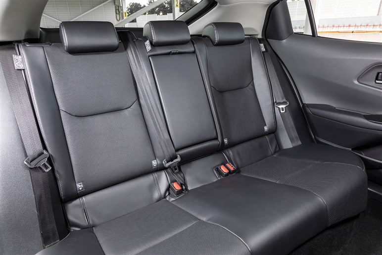 【275万円】個人も買える法人仕様!?　プリウスの最安グレード「X」はアリなのか？　装備をチェックしてみた